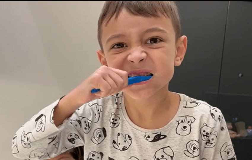 saúde bucal infantil escovação em casa